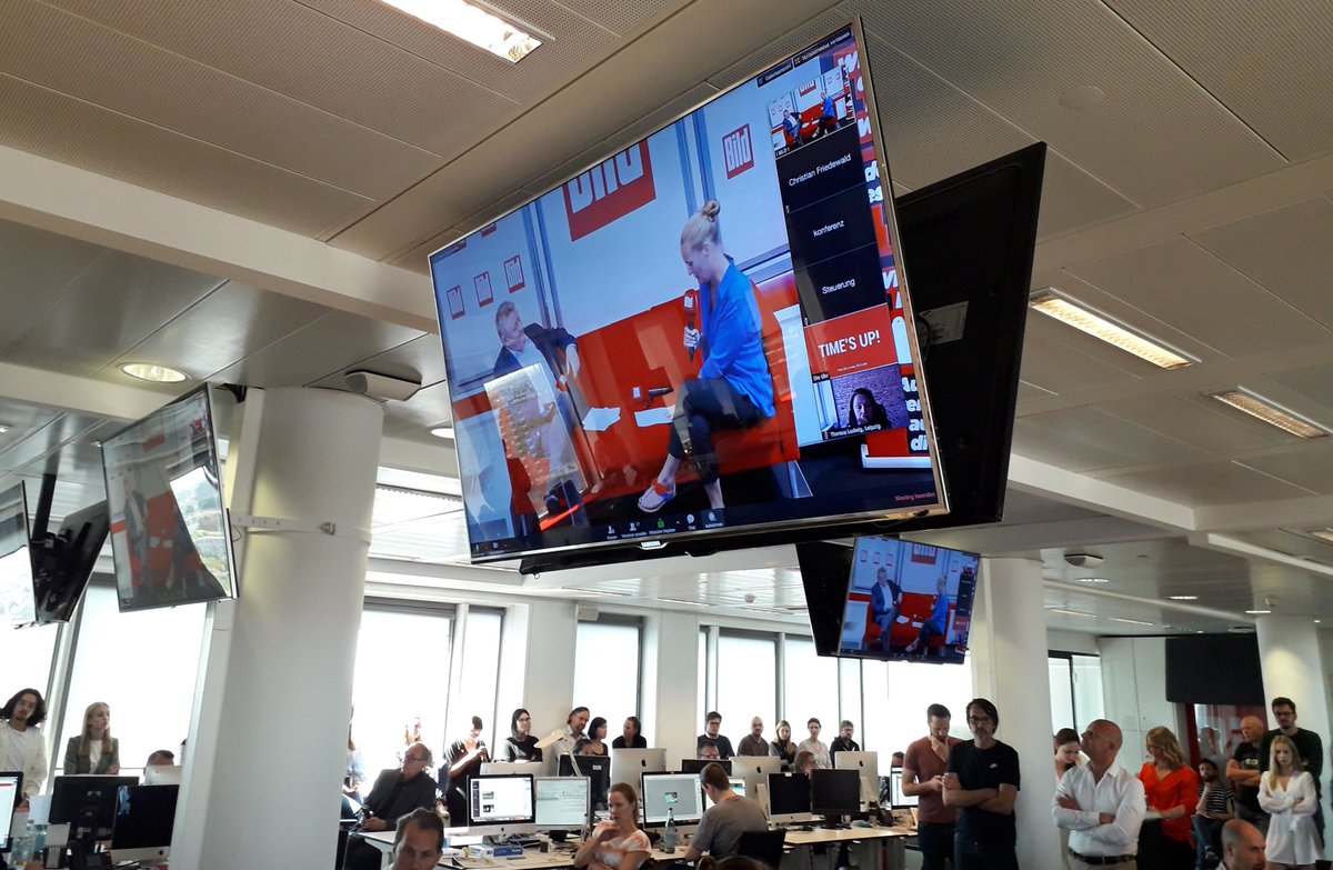 groehe's tweet photo. #Klartext im Newsroom: Ich konnte heute die "Blattkritik" bei der @BILD übernehmen und die Tops und Flops der aktuellen Printausgabe bewerten. Pressearbeit über den Dächern Berlins, gute Gespräche mit @NikolausBlome, @DirkHoeren, @Fritz_Esser und Franz Solms-Laubach! https://t.co/8Hhnk9PNDW
