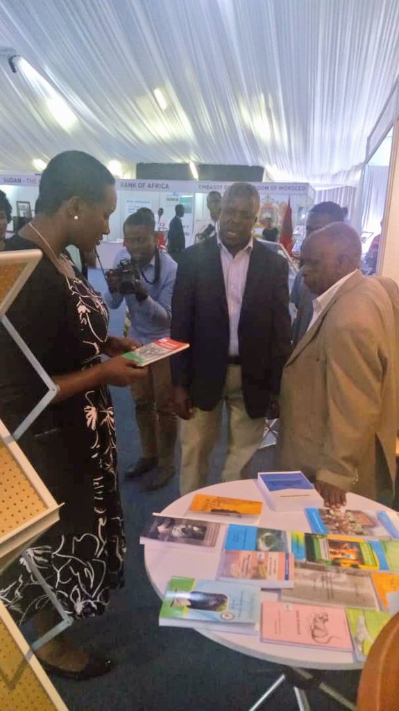 pamrwanda's tweet image. Minister @JUwacu Interacting with different Writers exhibiting their books at the PAM Exhibition at @KcvVillage 

#ALD2018 #PAMWeek