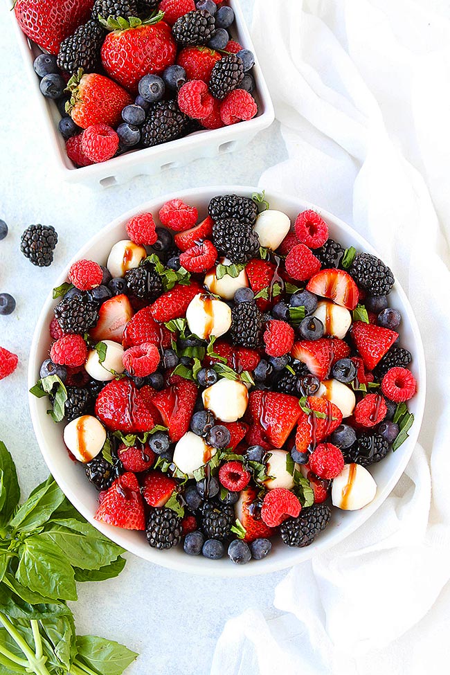 TwoPeasandPod's tweet photo. {NEW} Berry Caprese Salad: https://t.co/x2YSVjSNnF #MemorialDay #summer #KICthinktank #redwhiteandbbq #salad @kroger #ad https://t.co/tUzFK5v8Lg