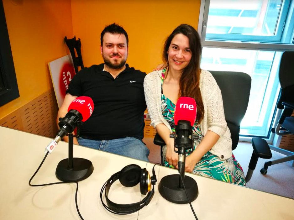 lauramas__'s tweet photo. Ahir al programa 'Club Dante', de @radio4_rne, l'escriptor @JurRiba_Victor i una servidora vam parlar amb el @davidmartibooks sobre 'Impact Books: llibres amb data de caducitat?'. Pots escoltar-nos a: https://t.co/vWTv3IP81Z #rร dio #entrevista #impactbooks https://t.co/i6o3wTojKs