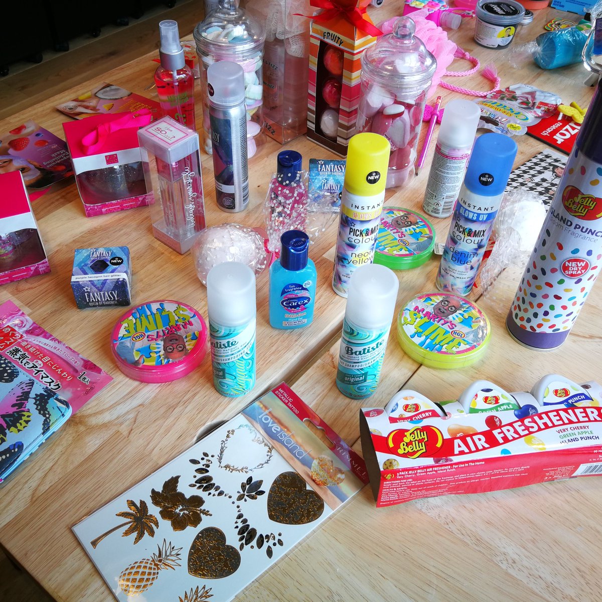 RazorResearch's tweet image. Some serious swag in the office this morning. The #RazorKids team are packed and on the road as we tweet. #TheBeautyProject #beautytoday #marketresearch #beauty #brands #retail #marketresearch #trends  #teens #tweens #kids #cosmetics #makeup