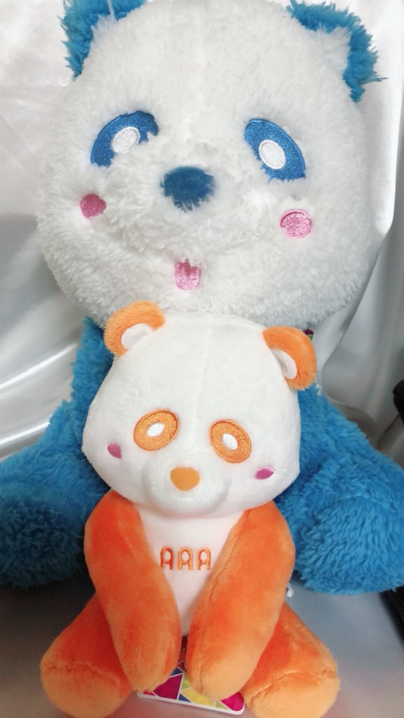 AAA33701437's tweet photo. AAAえ〜パンダふさふさBIGぬいぐるみ②
譲→青
求→橙
お願いします🤲
橙のえ〜パンダと比べたらこの写真のような大きさです https://t.co/lwl341Nyqb