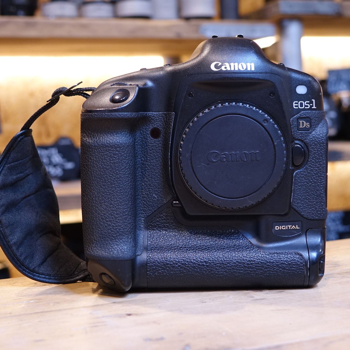 hcused's tweet image. Just in!
Used Canon EOS 1Ds Mark I Digital SLR Camera
£230
bit.ly/2KPzCVv
#Canon #1DS #Digital #SLR #Camera #Photography