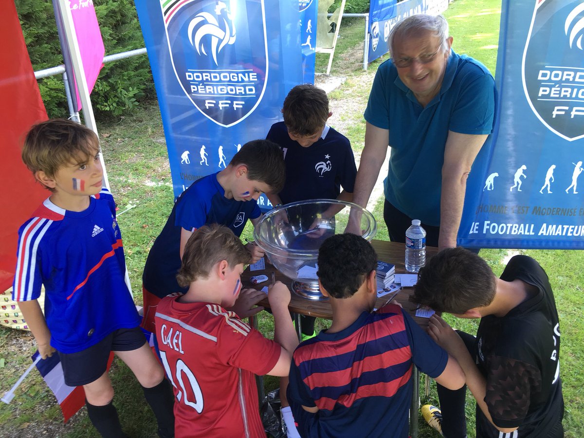 DistrictFoot24's tweet photo. Le club de #Tocane reçoit les #MercrediBleu de @DistrictFoot24 ! On vous attend @fff et @LigueFootballNA ! Stand #maquillage en action! #FiersdetreBleus ! https://t.co/rk5gVIB0wR