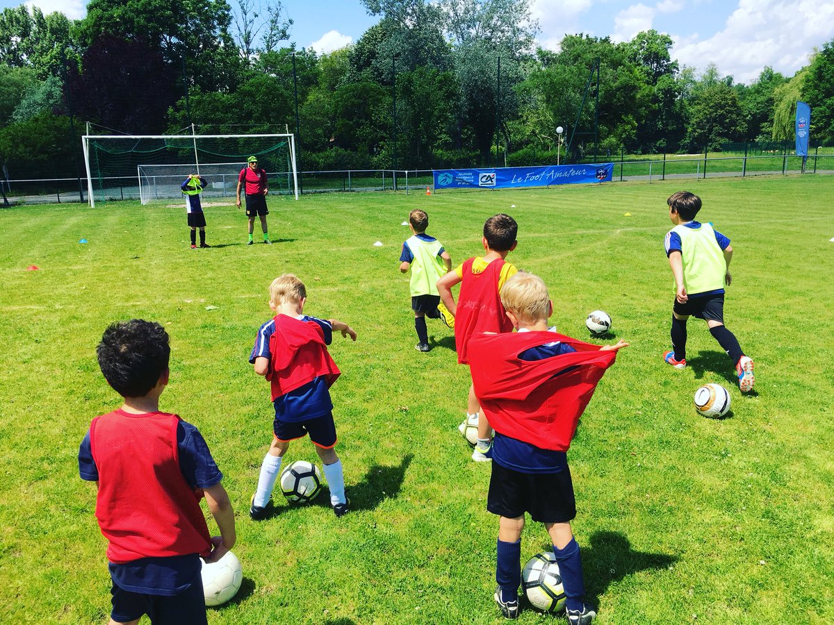 DistrictFoot24's tweet photo. Le club de #Tocane reçoit les #MercrediBleu de @DistrictFoot24 ! On vous attend @fff et @LigueFootballNA ! Stand #maquillage en action! #FiersdetreBleus ! https://t.co/rk5gVIB0wR