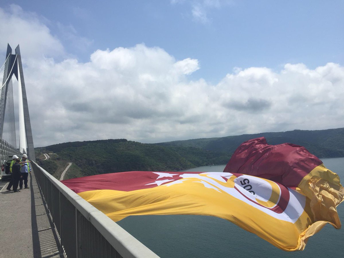 ultrAslan's tweet photo. Şampiyon Galatasaray'ımızın ŞANLI bayrağı Yavuz Sultan Selim Köprüsü'nde! #YerSarıGökKırmızı https://t.co/Rpyt8QWvap