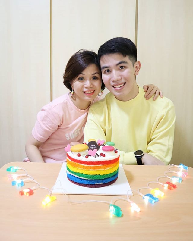 eltonleehs's tweet photo. 妈妈，真希望能有语言能表达我们的谢意。在这特别的日子里，祝您生日快乐! :) https://t.co/H4UnQakWK7 https://t.co/tjG9h6h42m