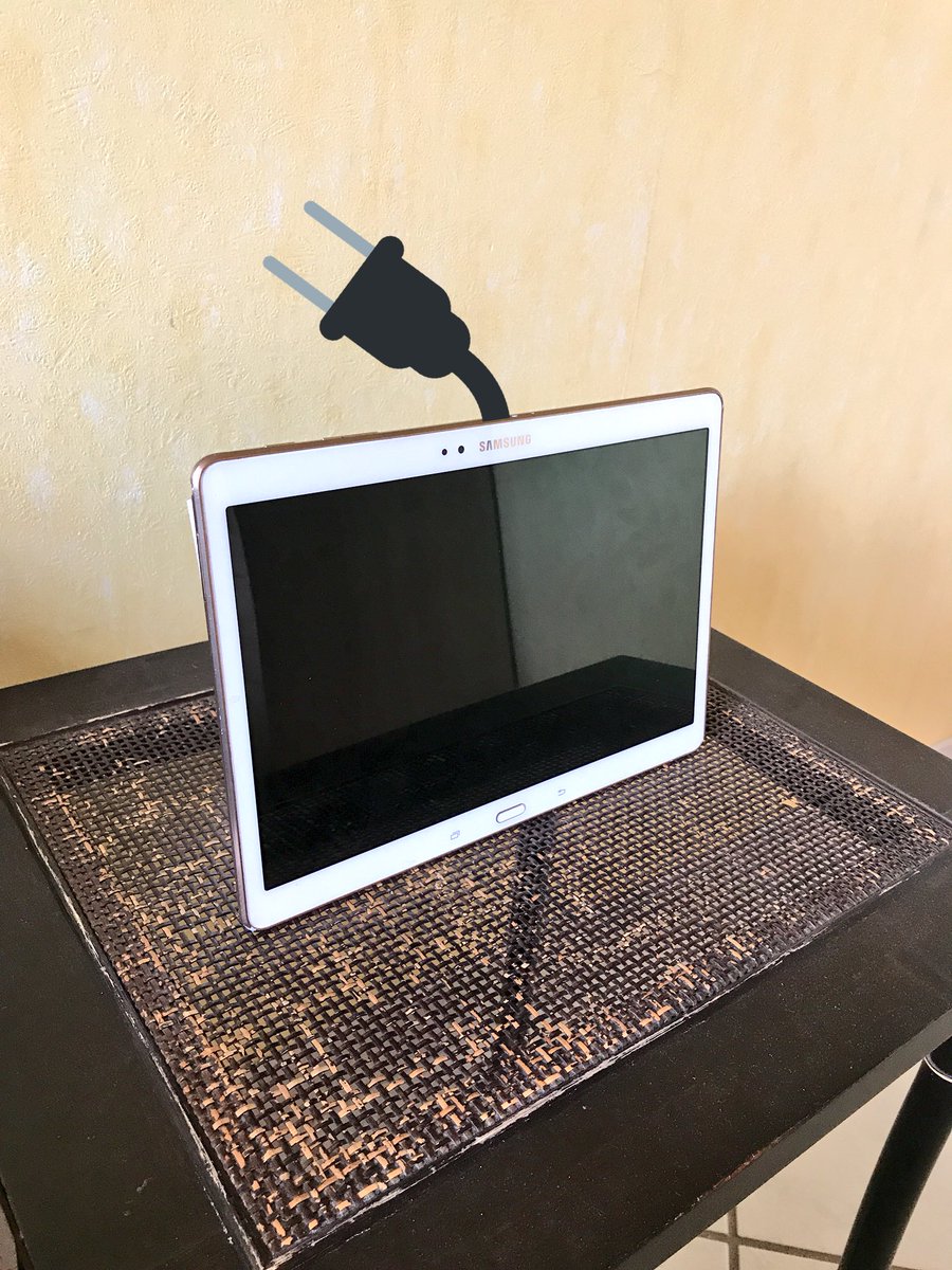 DevBrothers's tweet image. Connecteur d'alimentation endommagé pour cette tablette #Samsung.
À remplacer pour pouvoir recharger à nouveau. #SMT800