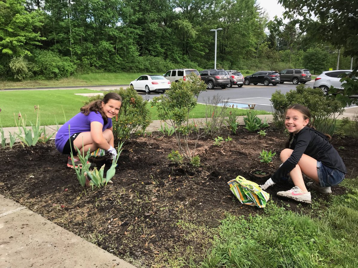 JsePrincipal's tweet photo. Students put their learning into practice while beautifying JSE! #JSE180 https://t.co/YN7tBOdqMh