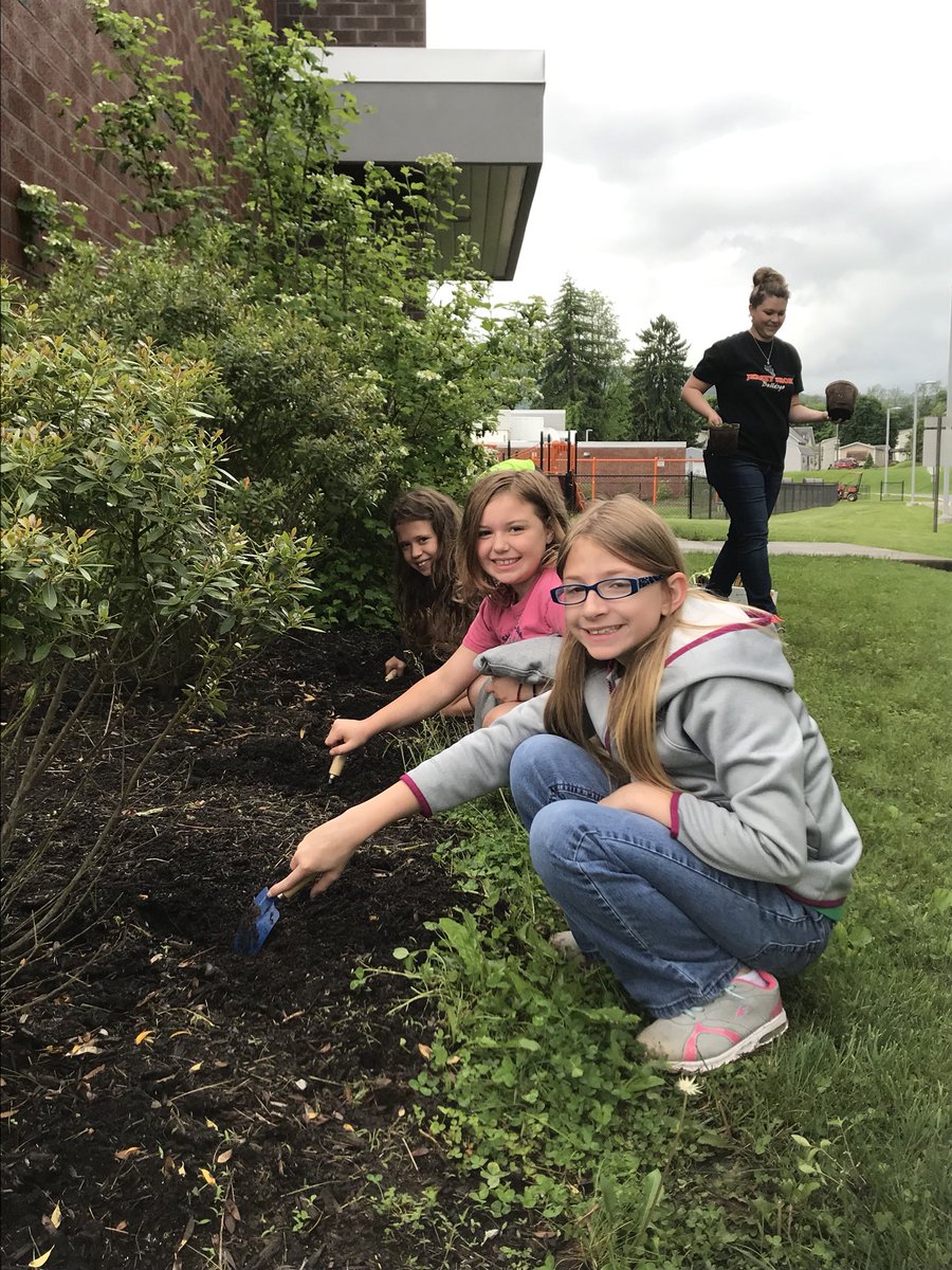 JsePrincipal's tweet photo. Students put their learning into practice while beautifying JSE! #JSE180 https://t.co/YN7tBOdqMh