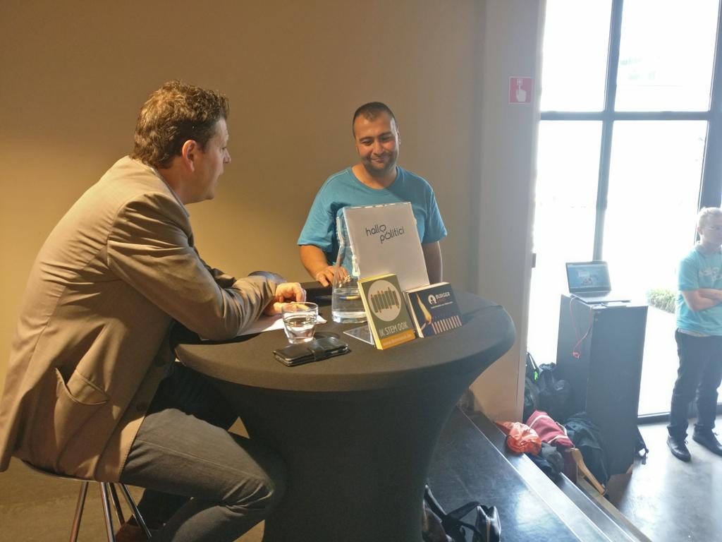 HalloPolitici's tweet photo. . @BartStaes en @TMeeuws zijn volop vragen aan het beantwoorden. Al aangesneden onderwerpen: stedenbouw, circulaire economie en de ramadan. #hallopolitici https://t.co/l6RlmslCsQ