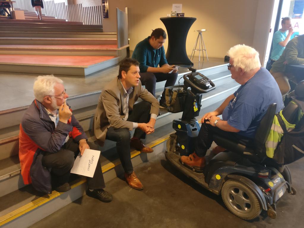 HalloPolitici's tweet photo. . @TMeeuws gaat in discussie met de burger. #hallopolitici #burgerparticipatie https://t.co/6inntlZJNC