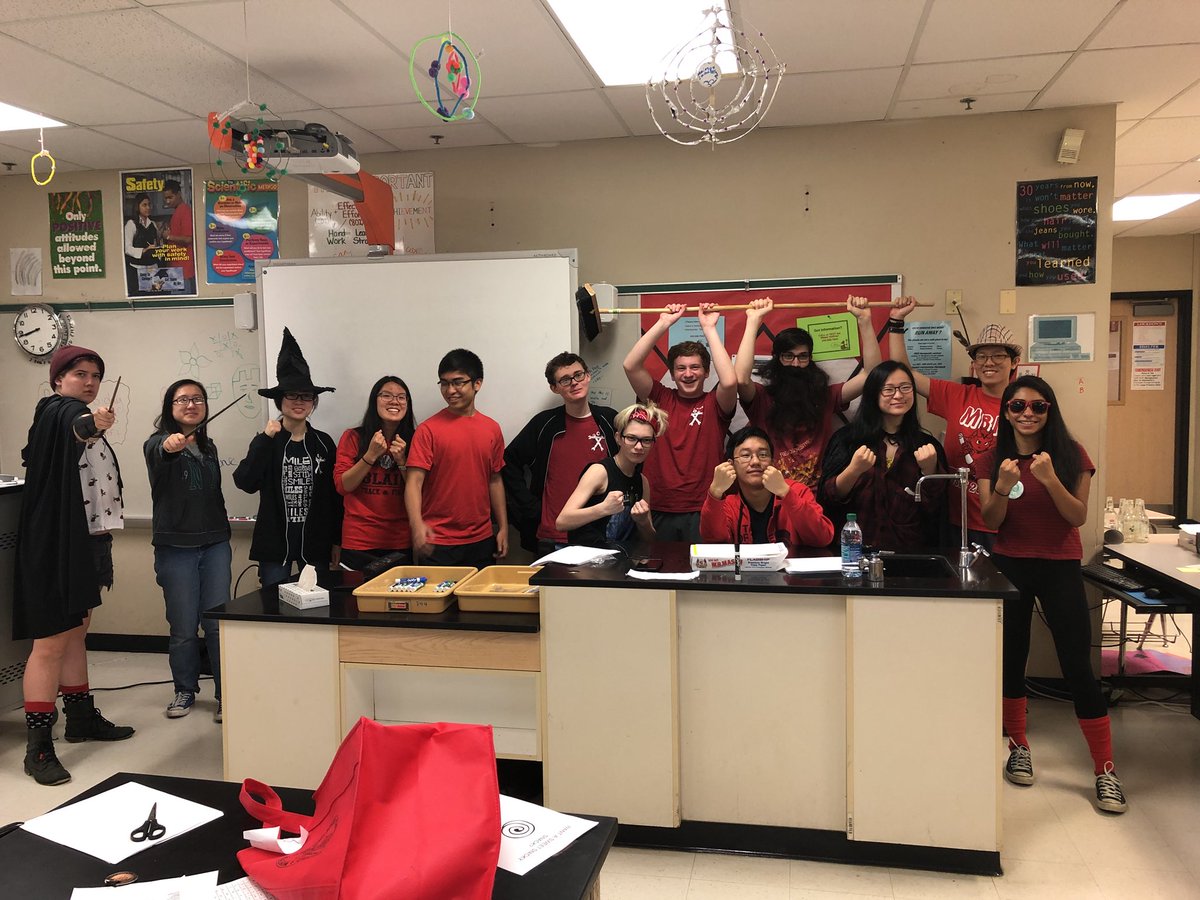 puzzlelords's tweet photo. Spirit going strong on day 3 #pandapaws #houseelfliberationfront #spinnerz #falconduster #puzzlepalooza9 https://t.co/OdtHqTfHno