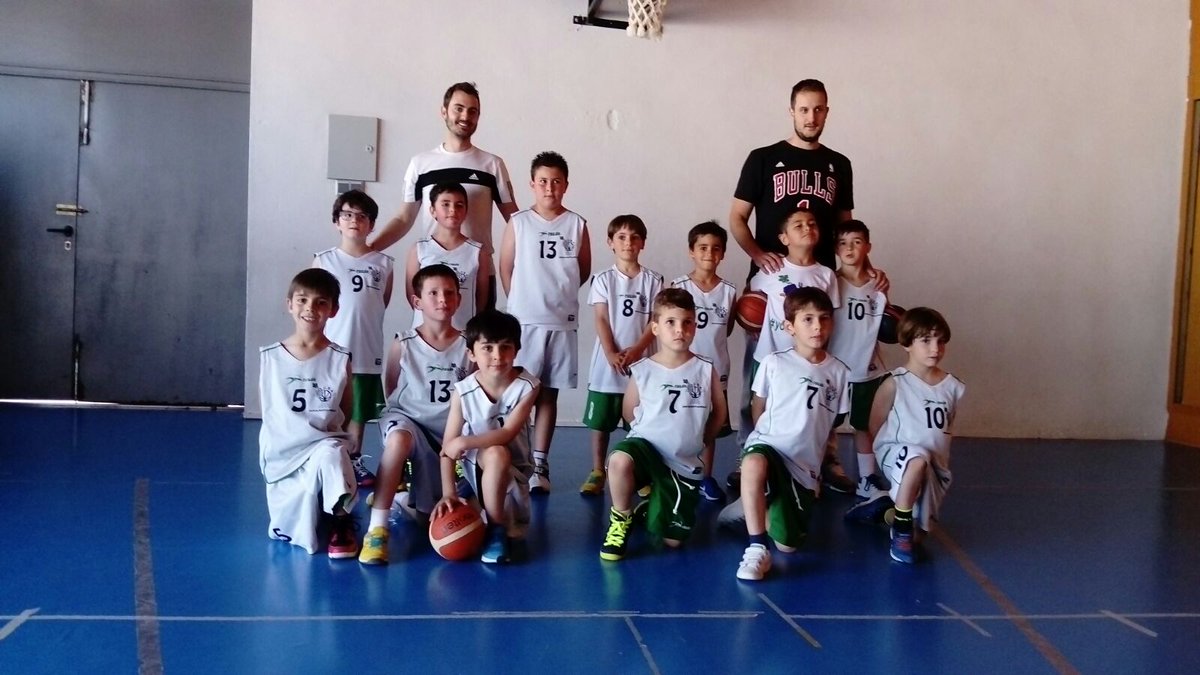 ubalmendralejo's tweet photo. Os vamos a ir presentando estos días a los equipos que conforman la cantera de nuestro club. Empezamos por la categoría baby basket y benjamín. Entrenadores Fran Arias, Emilio Martín, Miguel Ángel Orán y Alonso Parra. #TÚHACESUBA #YOSOYUBA #Almendralejo https://t.co/aptZQG9wzx