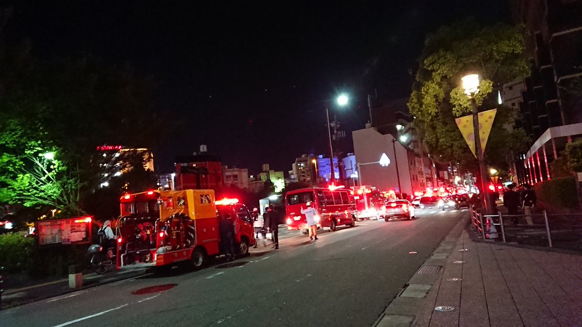 キャナルシティ博多で緊急車両が集結している事故現場の写真画像