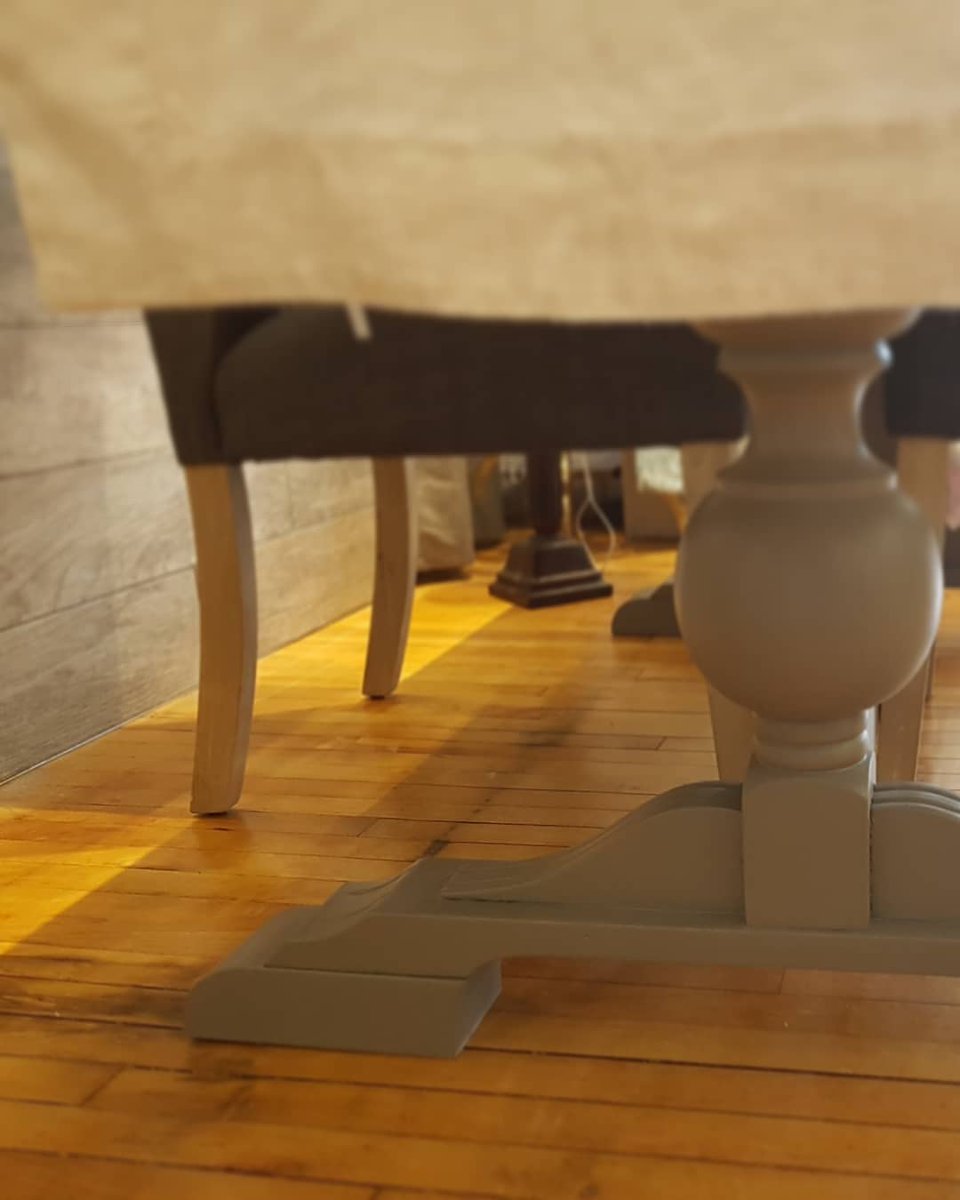 DecorDesignOS's tweet image. Beautiful custom solid wood table (size 72"×40"w) with leaf extensions each 12". Coordinating grey base with stunning detail.

This custom table is availbe at Decor Design studio ❤