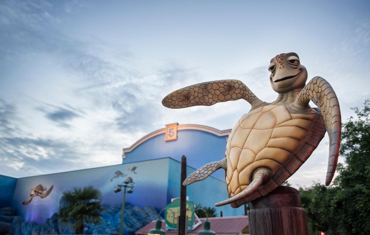 DisneylandParis's tweet image. Aujourd’hui, nous fêtons la Journée Mondiale des Tortues avec la plus cooooooooool d’entre elles, Crush !  #WorldTurtleDay 🐢💦