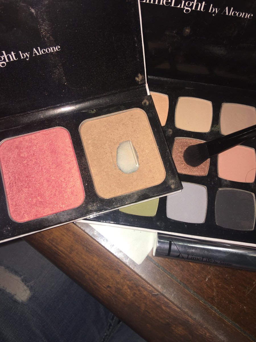 GiGisglambeauty's tweet photo. Whtcha know about that LimeLife GLOW? 
This look is from my live this morning and I feel like a goddess!!!! Happy hump day my friend's. #Quick5MinFace #Glow #Game #Strong #Goddess  #WheresMyWhiteUnicorn #Bronzer #Blush #TimeSetter #AntikiBar #Done!!!! https://t.co/JSm4bIIub1