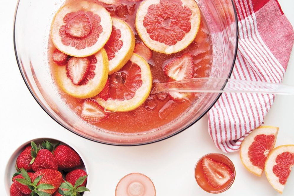 It's completely acceptable to enjoy this #cocktail at 11am. Just saying!

Find the #recipe for this #bourbon, chamomile, strawberry and grapefruit punch here: porterandcharlesrecipes.ca/recipes/strawb…