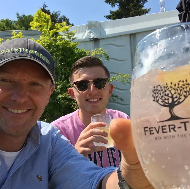 LukeTipping1's tweet image. Great day for watching golf with @nathantipping  #bmwchampionship #fevertreetonic #elderflower #wentworth ift.tt/2KMmYGE