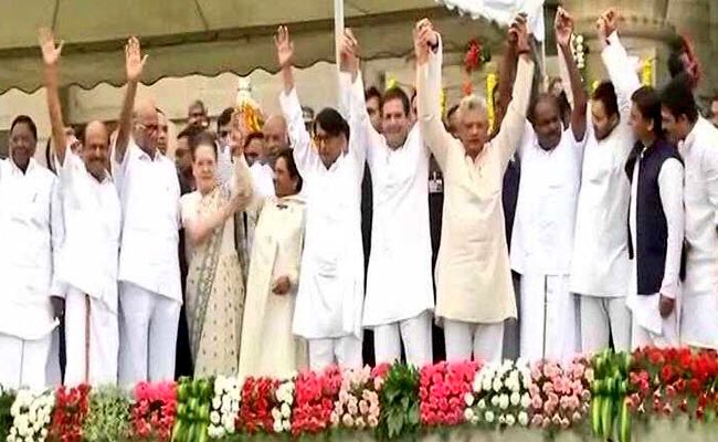 captaanBhaiya's tweet image. 2019 se pehle hum sab surrender karte hai 😂😂😂 #KumaraswamySwearingIn #ModiIn2019
