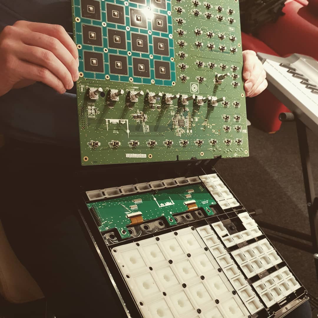 THE_DT_86's tweet photo. Have you ever wondered how it looks from the inside ?? #maschine
.
.
#musicians #artist #futurebass #trap #musicproducers #dj #djs #europeandjs #music #audiogear #musicgear #dreamer #djset #djlife #studiolife #producerlife #studiolife #music #edm #ni #nativeinstruments https://t.co/WmBBTezaBB