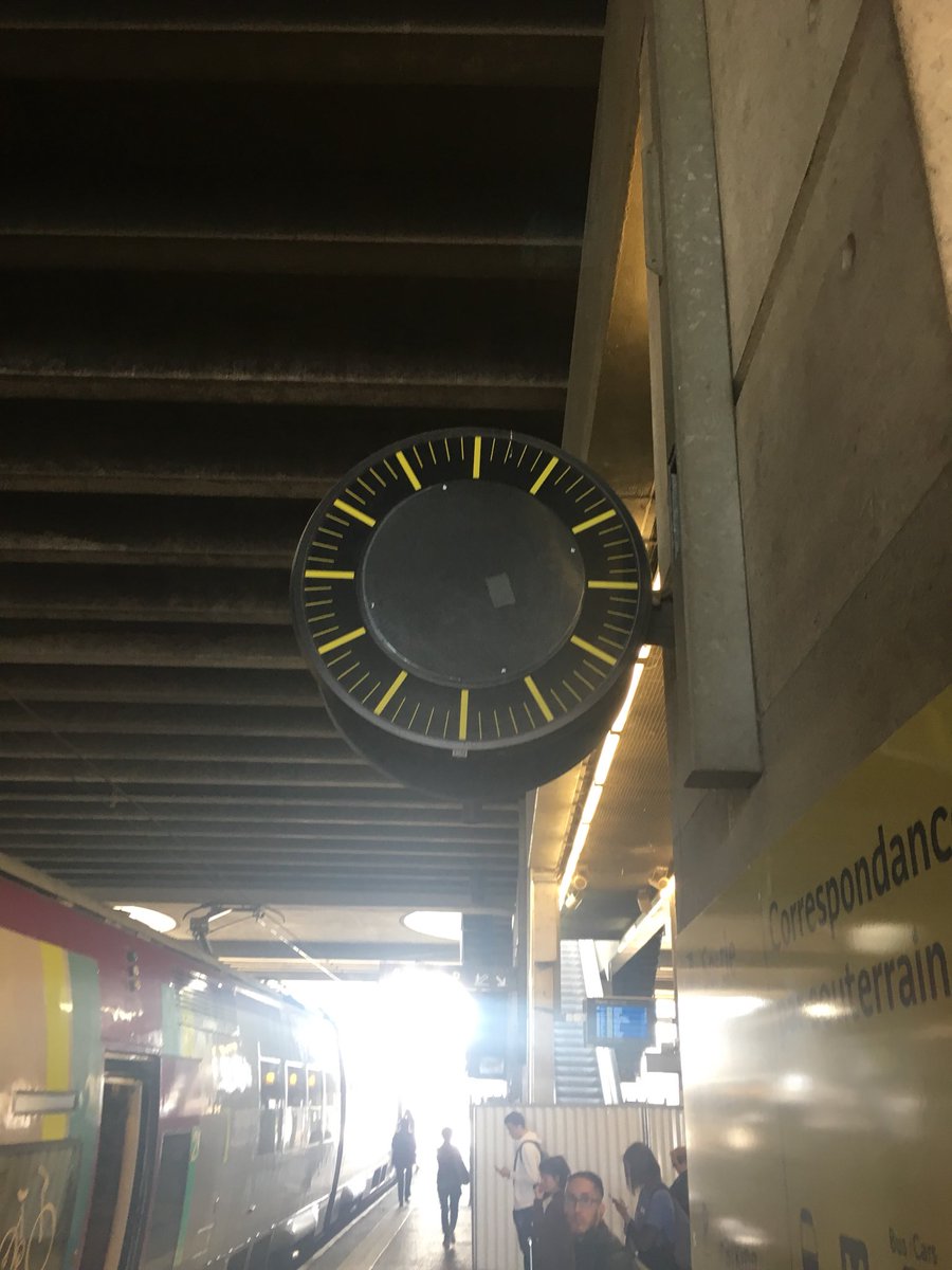 À Rennes, ils ont réussi à arreter le temps ! Magique, simple. #sontfortscesbretons #sontfortsalasncf
