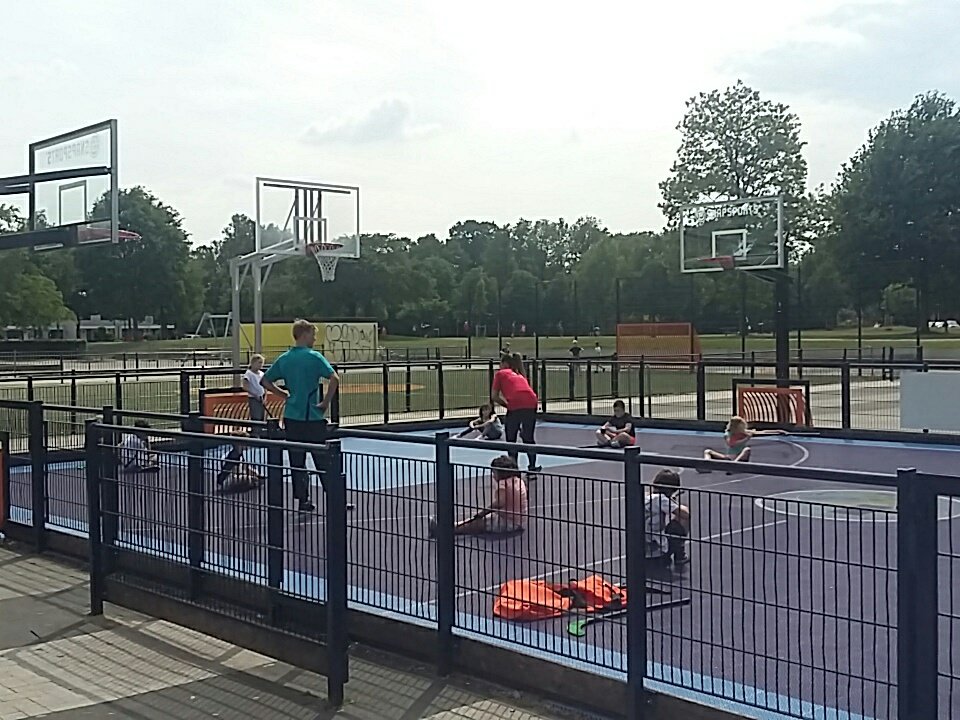 Lekker buiten sporten op Hatteler Plaza met dit mooie weer. <a href="/WSEW053/">SportinEnschedeWest</a> <a href="/EnschedeWest/">Enschede West</a> <a href="/krajiceknl/">Krajicek Foundation</a>