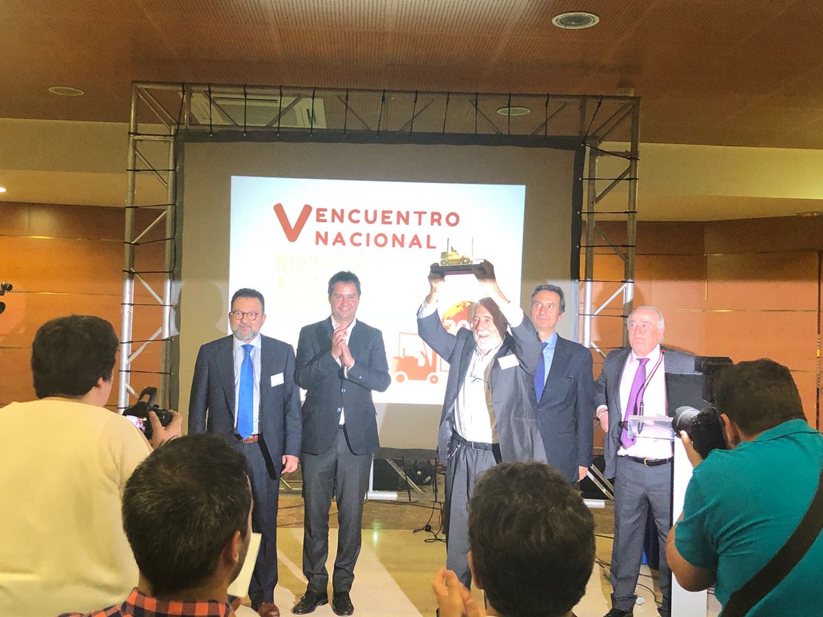 iftem's tweet photo. Homenaje a la labor de Vicente Ripoll, fundador de #Iftem, por su contribución al sector en el Encuentro Nacional de Distribuidores y Alquiladores de Carretillas Elevadoras organizado por C de Logística y Cedecar 🚜🏆 https://t.co/nfvaakNDYo https://t.co/lT6WNGkpEd