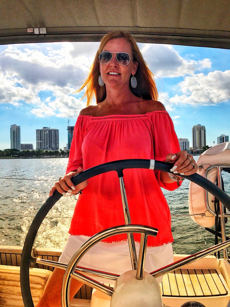 DanielleSmithTV's tweet image. When was the last time you thought about doing something just for you? Something that made you feel brave and ballsy? I'm doing it and I know it is right. I'm partnering with my friends @Brookside_Choc to encourage you to do the very same. bit.ly/2s38M5g #thatsballsy