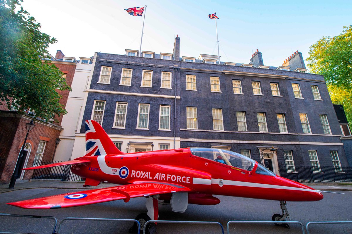 10DowningStreet's tweet photo. Downing Street is proud to be hosting this Red Arrows Hawk T1 jet today as part of commemorations and celebrations to mark the 100th anniversary of the @RoyalAirForce. #RAF100 https://t.co/gYsh2eQbG2