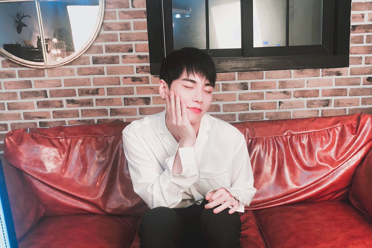 kimsanggyun_twt's tweet photo. [🎁]
상균이의 스물네번째 생일을 축하해주신 팬 여러분들 감사드립니다! 
앞으로도 쥔장님과 함께해요😍
#김상균 #KIMSANGGYUN #후너스 #HUNUS #HAPPY_SANGGYUN_DAY #상균아_생일_축하해 🎉 https://t.co/wbuSD2ZpR0