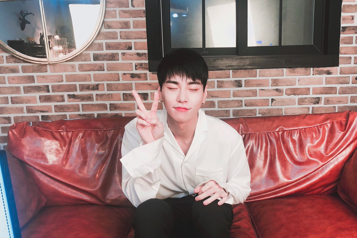 kimsanggyun_twt's tweet photo. [🎁]
상균이의 스물네번째 생일을 축하해주신 팬 여러분들 감사드립니다! 
앞으로도 쥔장님과 함께해요😍
#김상균 #KIMSANGGYUN #후너스 #HUNUS #HAPPY_SANGGYUN_DAY #상균아_생일_축하해 🎉 https://t.co/wbuSD2ZpR0