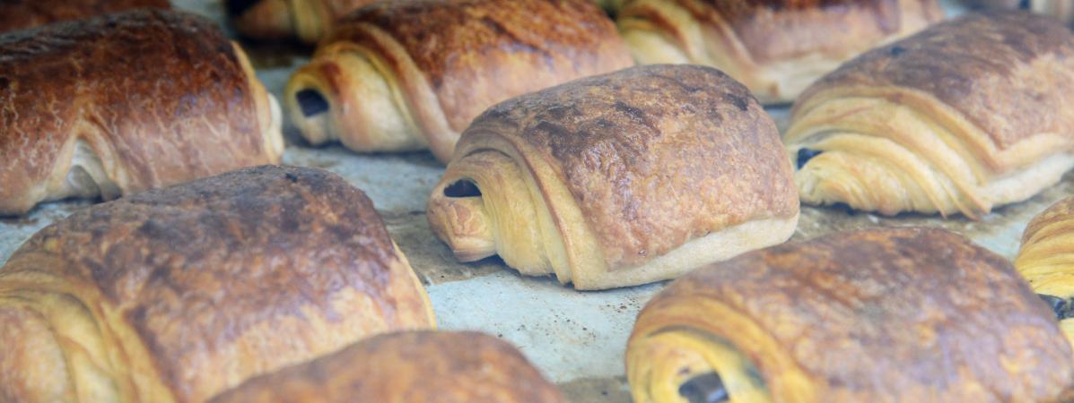 franceinfo's tweet photo. A l'Assemblée, des députés des Républicains déposent un amendement pour défendre le mot "chocolatine" https://t.co/aBz7NfewMy https://t.co/FYdLZRJW94