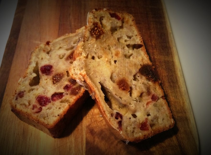 Toe aan een gezonde middagsnack? Bak in no-time een bananenbrood: heerlijk &amp; voedzaam! Op onze website vind je een recept :) #welove #bananabread #nomnom #goedesnack #cranberry #bananen #voedzaam #vijgen #varieer #4uurtje #geensoep #goedvoordewereld #eetwatgoeds #healthy #fitgirl