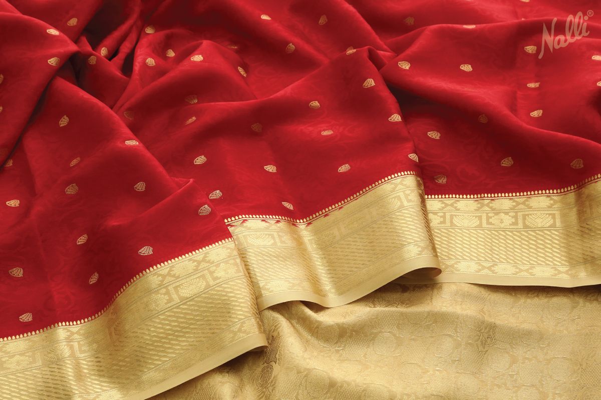 NalliSilk's tweet photo. Pretty in red! Here's a gorgeous Mysore Crepe Silk saree for a stylish weave for the evening. Click on the link https://t.co/URzn5oo3M7 to view this saree.
#Nalli #nallisilks #onlineshopping #Mysore #crepesilk #saree https://t.co/AqJkQdH1UB