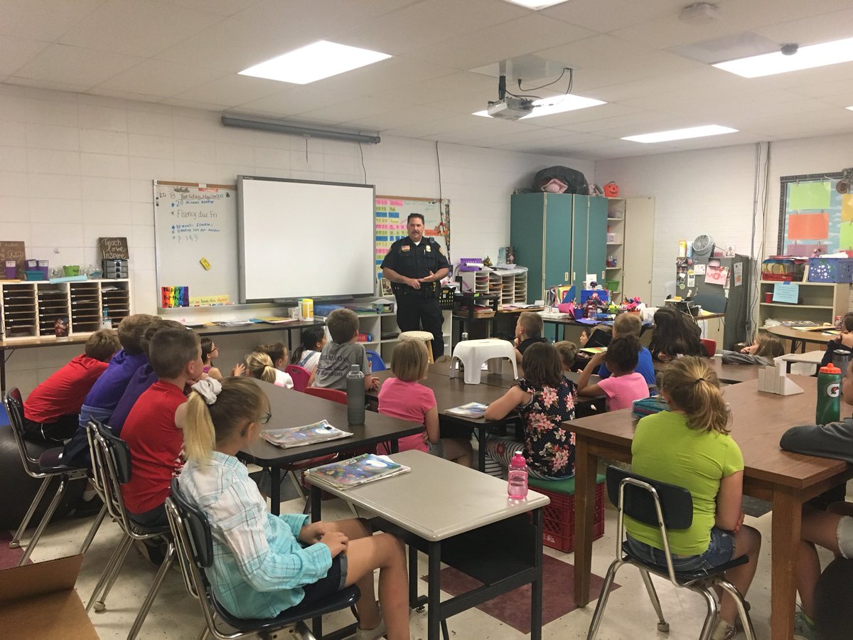 Mayor Jacobson, Police Chief Ken Muelling and City Administrator Jeff Gates spoke with the Mosinee Middle School 4th grade class regarding City Government today.