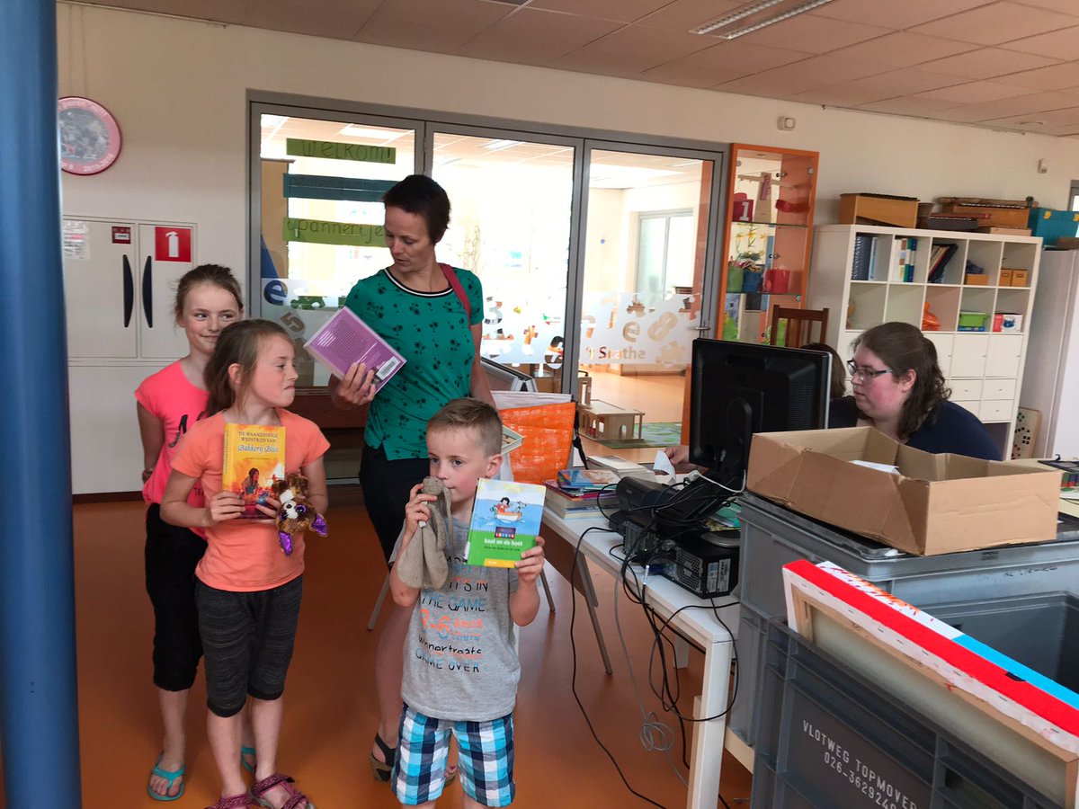 Welkom!
De eerste bezoekers in de tijdelijke de bibliotheek in de aula van de basisschool 't Scathe in Pannerden. @Kunstwerk2017 <a href="/LiemersBiblio/">Bibliotheek Liemers</a> <a href="/Zevenaar/">Gemeente Zevenaar</a> <a href="/Gem_Rijnwaarden/">GemeenteRijnwaarden</a>
