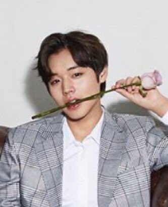 fashioniconhoon's tweet photo. He’s the real flower. 🌹🌷🌸🌼🌺

#박지훈 #parkjihoon #윙깅이 https://t.co/1BpeLpAFyE