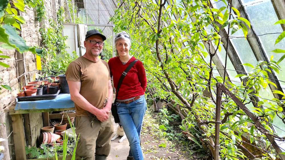 Crispin took artist Jyll Bradley on an orchard tour of Fife and the Carse of Gowrie orchards recently.   Jyll is researching for an installation at the Fruitmarket Gallery, Edinburgh in 2019.   

Pictured are Jyll with Head Gardener Graham at the 1780 peach house
<a href="/fruitmarket/">Fruitmarket</a>
