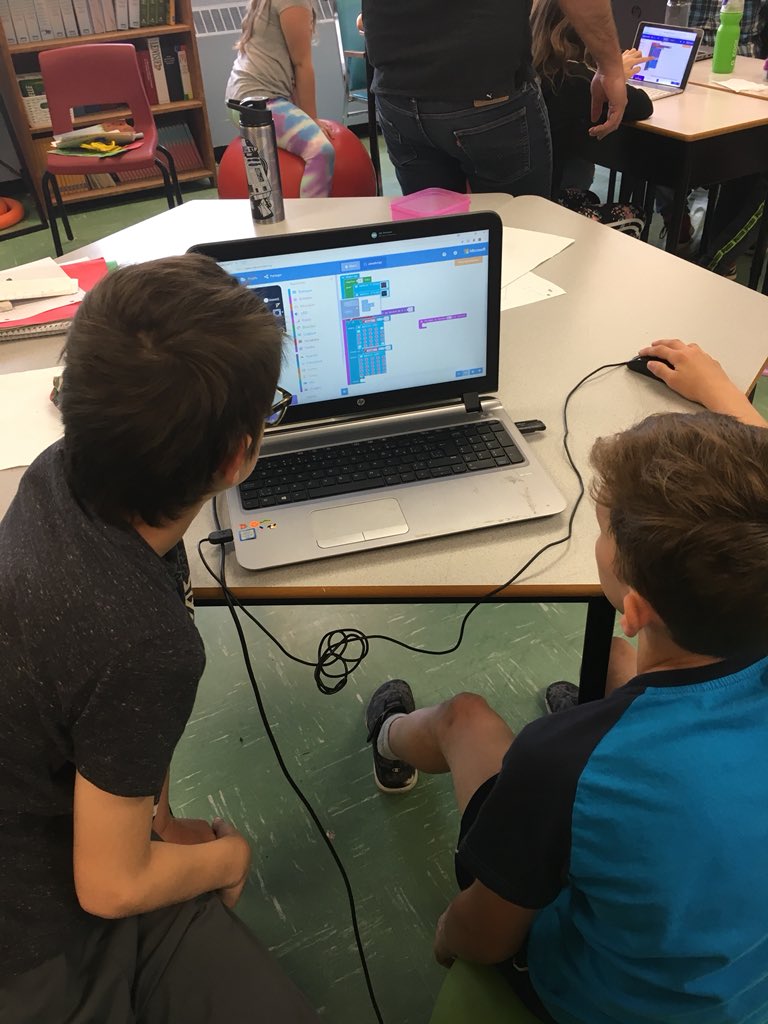 chloebertrand's tweet photo. Merci @MatGauths et @francophonesud d’offrir des ateliers captivants pour nos élèves et leur permettre d’aller au delà des apprentissages! #education #microbit #rochepapierciseau https://t.co/6UggLR5tpa