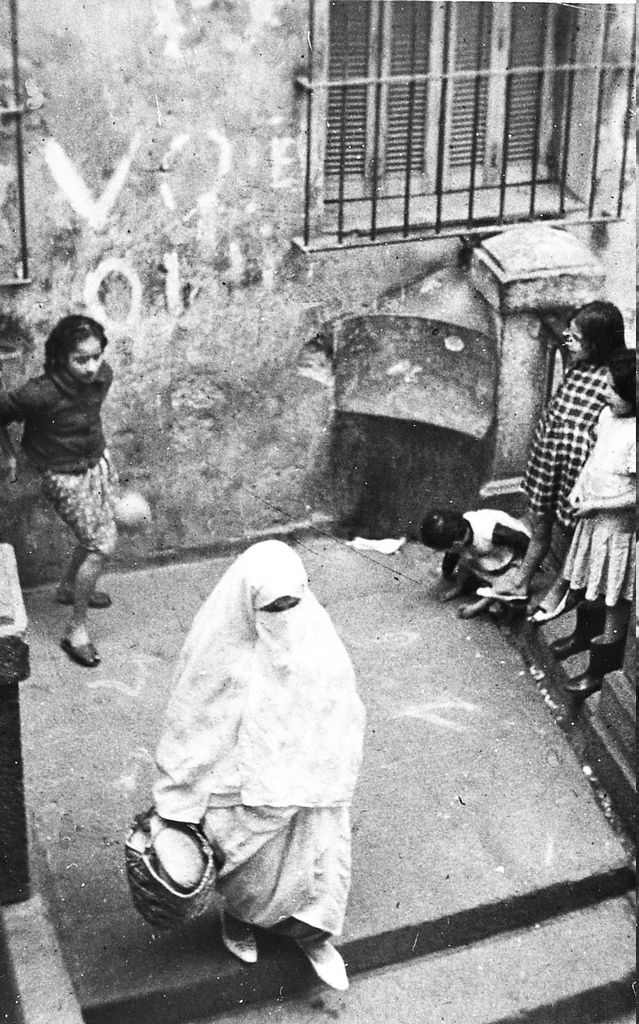 📷 Découvrez quelques clichés de la Casbah d' #Alger pris entre 1962 et 1983 par Jacques Godeau. Enseignant en #Algerie de 1940 à 1983, il a réalisé pendant plus de 20 ans de nombreuses photographies de la célèbre #Casbah, lui offrant ainsi une belle rétrospective