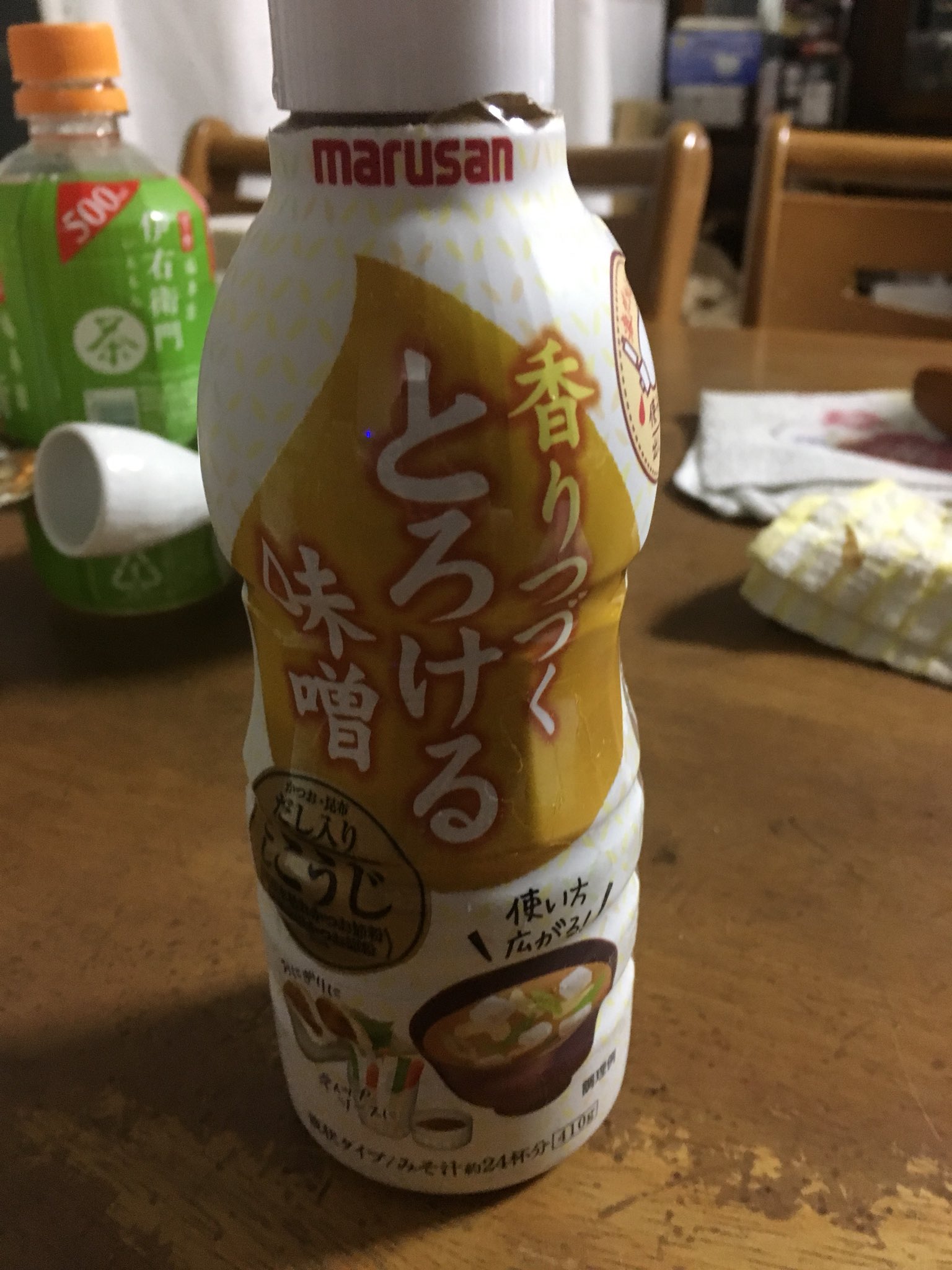 篤月 むそうのすがた ご飯作るのが苦手な人ほど便利なもんなんだけど この味噌チューブでお手軽にズボラ味噌汁 できる 器に適量出して 水入れて乾燥わかめとお麩をぶち込み レンチンして味噌汁が完成する 具材はお好み T Co Yrq8xqmq5h
