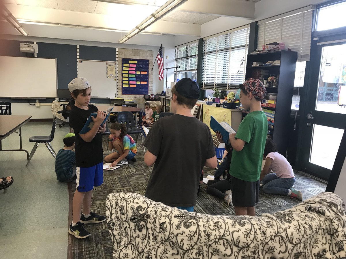 Gesher_SSDS's tweet photo. Mixed grades pray and learn together #tefillah https://t.co/ZZThT8BXxV