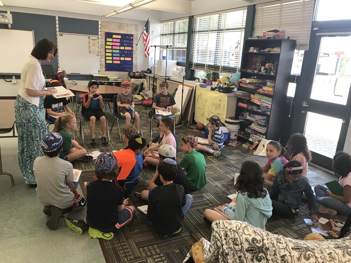 Gesher_SSDS's tweet photo. Mixed grades pray and learn together #tefillah https://t.co/ZZThT8BXxV