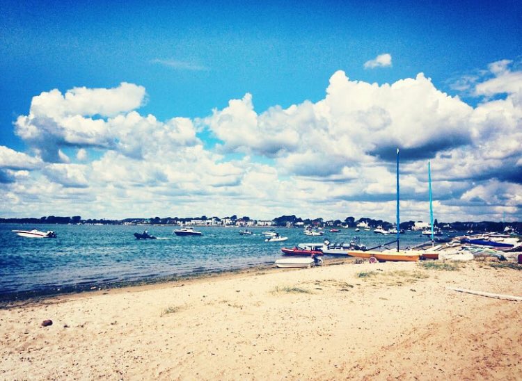 Perfect day for dipping our toes in the sea at one of our fav spots, Hengistbury Head ☀️ No cars, no crowds; just sun, sea and sand for as far as the eye can see. Heaven!
.
#hengistburyhead #dorset #bournemouth #beach #seaside #englishcoast #unspoilt #summerdays #sliceofheaven