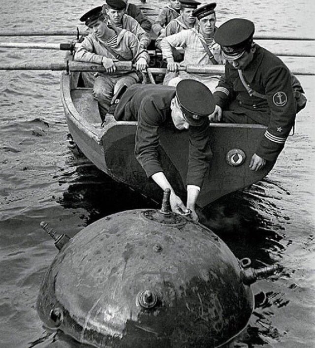 MarchaHist's tweet image. Marinheiros simpáticos ao feminismo repreendem amigo folgado: “Respeita as mina, mano!” (2001)