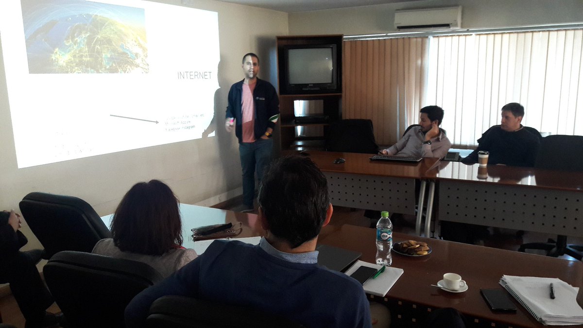 VTI_Uchile's tweet photo. ¡En @uchile seguimos creciendo!
Nuestro subdirector de Soporte e Infraestructura TI, Alvise Bolsi, nos cuenta sobre el nuevo proyecto de #RedDeDatos para investigación e intercambio científico. #Internet #Tecnología https://t.co/XYaSgzINi0