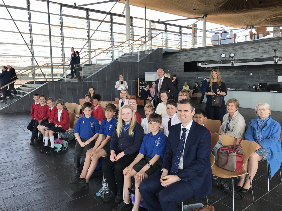 sendmyfriend's tweet photo. It’s the last day of the fantastic #BaytoHay relay walk! 🙌🙌 Today schools are at the @hayfestival where they’ll be handing in their baton to @NickTorfaenMP & Chris Davies MP to share with the Prime Minister on why she must #MakeSchoolsSafe for every child 📢 https://t.co/j6dmojZEOj