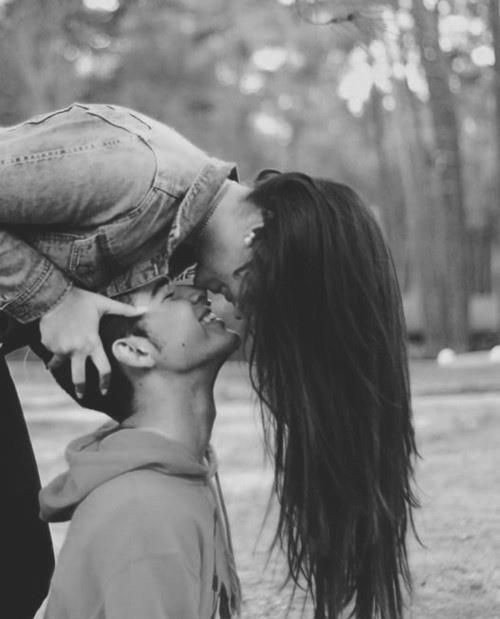 Gwen Un Amour Qui Vient C Est Une Lumiere Qui S Allume Un Soleil Qui Se Leve Des Vagues Qui Deferlent Une Terre Qui Tremble Un Temps Qui Se Fige Et Une